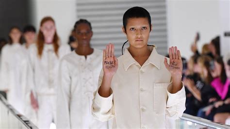 modella protesta gucci|Model stages silent protest on Gucci catwalk over 'straitjacket  .